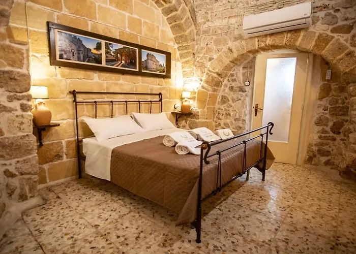 Domus Cesare - Dimora Storica Totalmente In Pietra Nel Cuore Del Centro Storico Con Cabina Doccia Pietra In Camera E Zona Relax Esterna-Historic Residence Entirely Made Of Stone In The Heart Of The Historic Center With Stone Shower Cabin In The Room